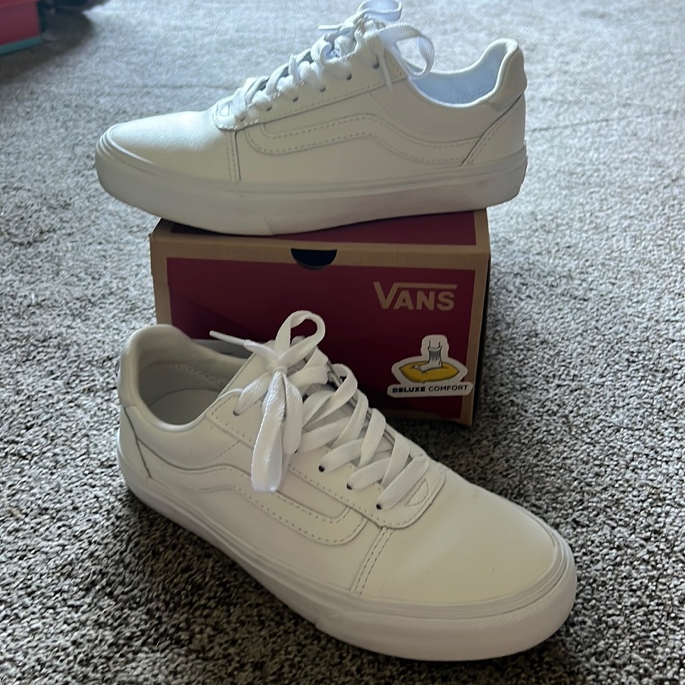 Women’s Vans Ward Deluxe Sneaker size 6.5